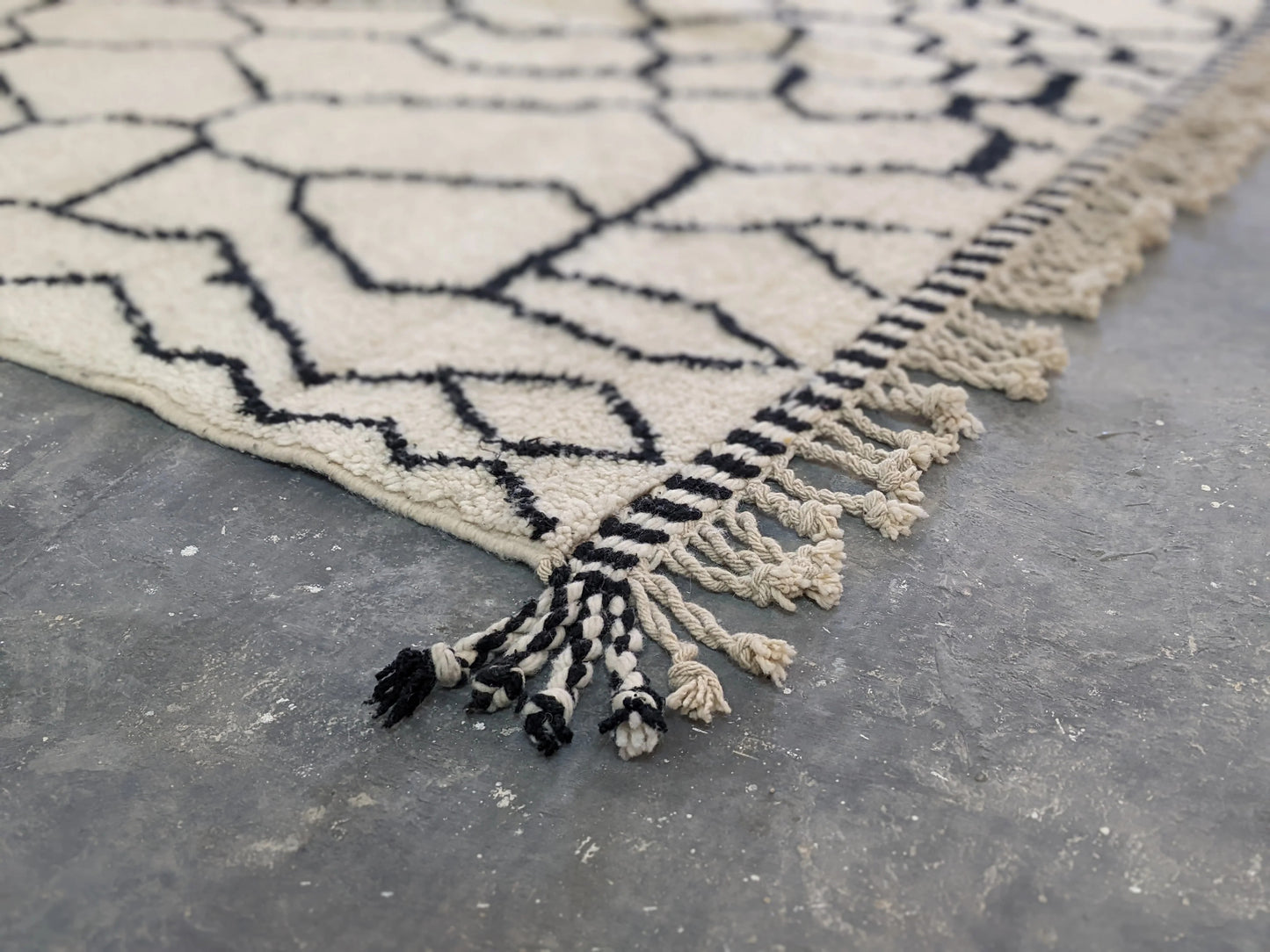 Large Handmade Beni Ouarain Rug - 320 x 215 cm (10.5 x 7.05 ft)